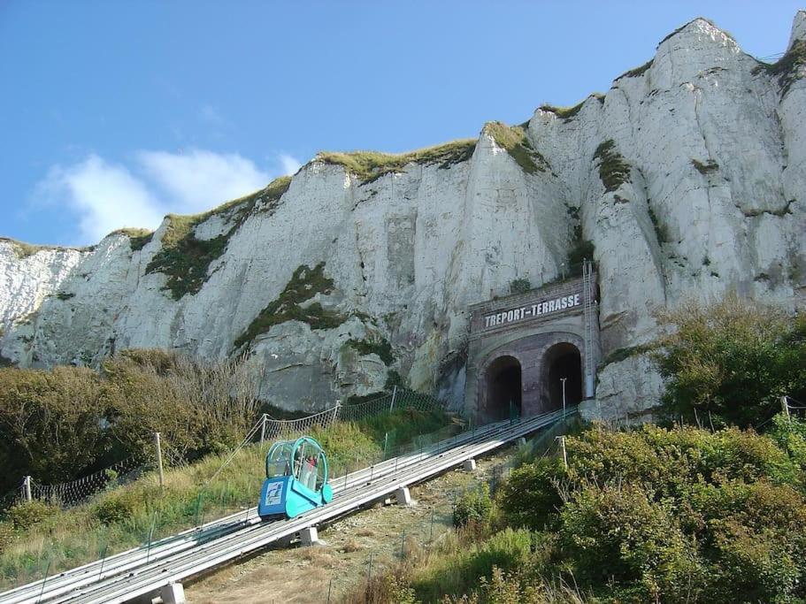 IDÉALEMENT SITUÉ LE STUDIO Les Locations ISAHORA sont aussi à 2 pas du Château d'Eu, des Falaises du Tréport, de MERS les Bains et aux portes de la BAIE DE SOMME Eu (Sena Marítimo) Exterior foto