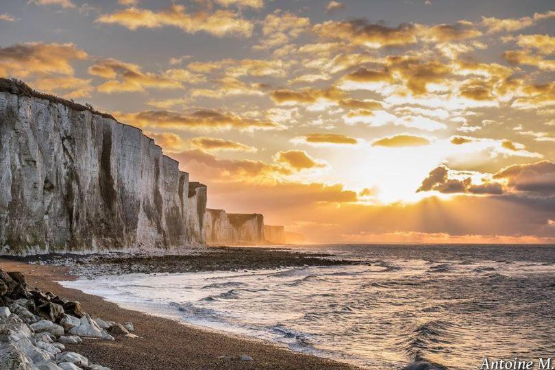 IDÉALEMENT SITUÉ LE STUDIO Les Locations ISAHORA sont aussi à 2 pas du Château d'Eu, des Falaises du Tréport, de MERS les Bains et aux portes de la BAIE DE SOMME Eu (Sena Marítimo) Exterior foto