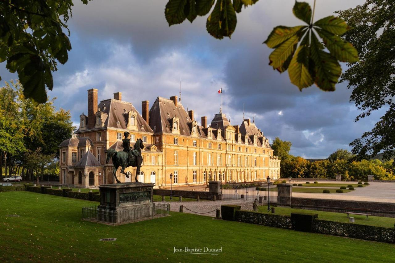 IDÉALEMENT SITUÉ LE STUDIO Les Locations ISAHORA sont aussi à 2 pas du Château d'Eu, des Falaises du Tréport, de MERS les Bains et aux portes de la BAIE DE SOMME Eu (Sena Marítimo) Exterior foto